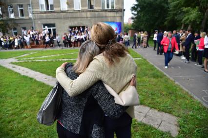 Новосибирск. Родители на торжественной линейке, посвященной Дню знаний.