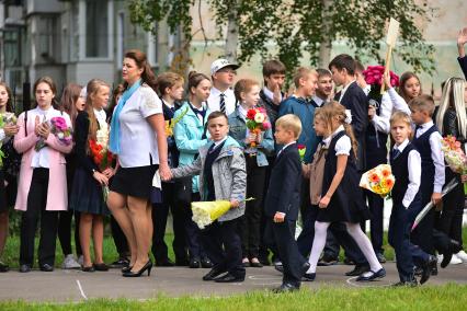 Новосибирск. Школьники на торжественной линейке, посвященной Дню знаний.