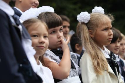 Ставрополь. Школьники на торжественной линейке, посвященной Дню знаний.