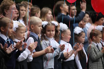 Ставрополь. Школьники на торжественной линейке, посвященной Дню знаний.