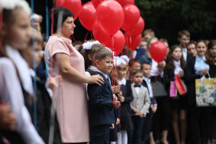 Ставрополь. Школьники на торжественной линейке, посвященной Дню знаний.