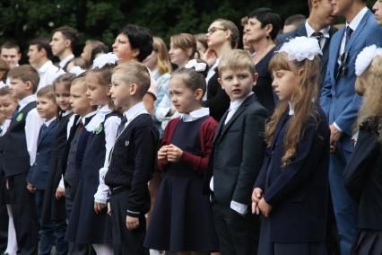 Ставрополь. Школьники на торжественной линейке, посвященной Дню знаний.