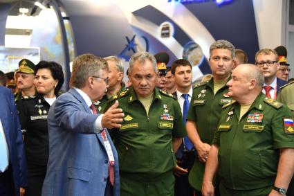 Московская область, Кубинка. Министр обороны Рф Сергей Шойгу ( в центре) на открытии Международного военно-технического форума `Армия-2017`в парке `Патриот`.
