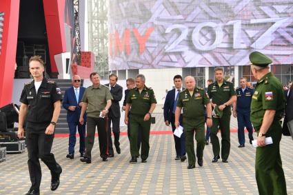 Московская область, Кубинка.   Министр обороны Рф Сергей Шойгу ( в центре) на открытии  Международного военно-технического   форума `Армия-2017`в парке `Патриот`.