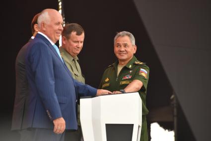 Московская область, Кубинка. Генеральный директор госкорпорации `Ростех` Сергей Чемизов, министр промышленности и торговли РФ Денис Мантуров , министр обороны Белоруссии Андрей Равков и министр обороны Рф Сергей Шойгу (слева направо) на открытии Международного военно-технического форума `Армия-2017`в парке `Патриот`.