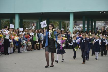 Тула. Школьники на торжественной линейке, посвященной Дню знаний.