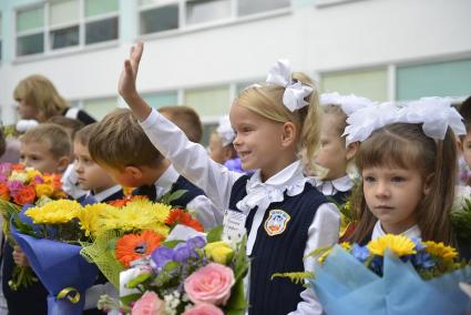 Тула. Школьники на торжественной линейке, посвященной Дню знаний.