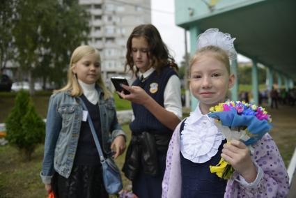 Тула. Школьники на торжественной линейке, посвященной Дню знаний.