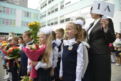 Тула. Школьники на торжественной линейке, посвященной Дню знаний.