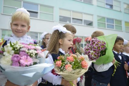 Тула. Школьники на торжественной линейке, посвященной Дню знаний.