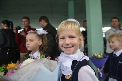 Тула. Школьники на торжественной линейке, посвященной Дню знаний.