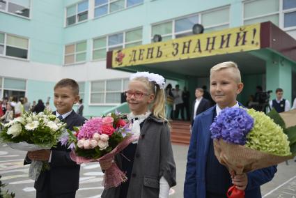 Тула. Школьники на торжественной линейке, посвященной Дню знаний.