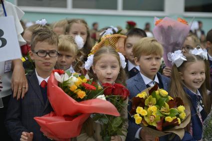 Тула. Школьники на торжественной линейке, посвященной Дню знаний.