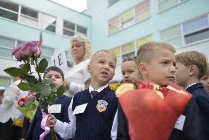 Тула. Школьники на торжественной линейке, посвященной Дню знаний.