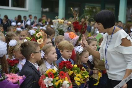 Тула. Школьники на торжественной линейке, посвященной Дню знаний.