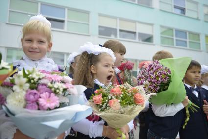 Тула. Школьники на торжественной линейке, посвященной Дню знаний.