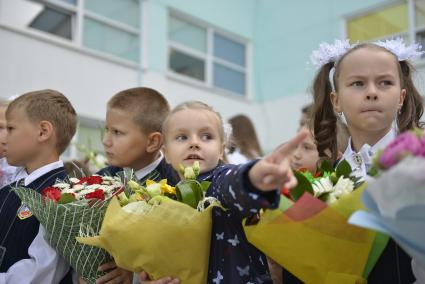 Тула. Школьники на торжественной линейке, посвященной Дню знаний.