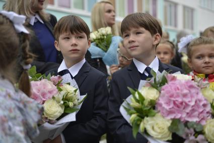 Тула. Школьники на торжественной линейке, посвященной Дню знаний.