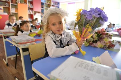 Тула. Школьники на первом уроке в День знаний.