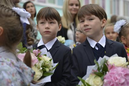 Тула. Школьники на торжественной линейке, посвященной Дню знаний.