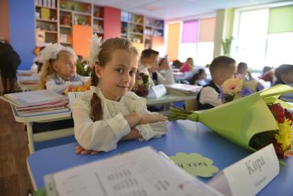 Тула. Школьники на первом уроке в День знаний.