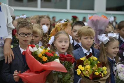 Тула. Школьники на торжественной линейке, посвященной Дню знаний.