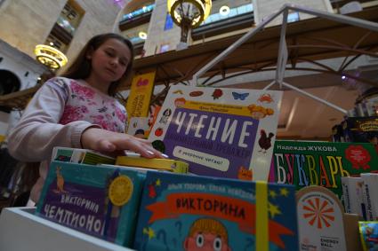Москва. Девочка на школьной ярмарке в `Центральном детском магазине`.