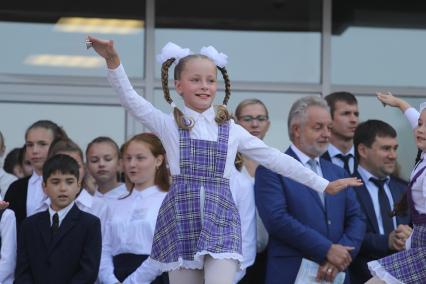 Иркутск. Школьники на торжественной линейке, посвященной Дню знаний.