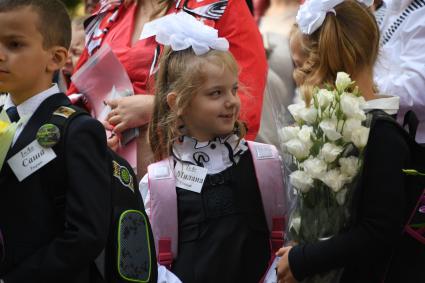 Москва. Школьники на торжественной линейке, посвященной Дню знаний.