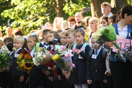 Москва. Школьники на торжественной линейке, посвященной Дню знаний.