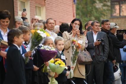 Москва. Родители на торжественной линейке, посвященной Дню знаний.