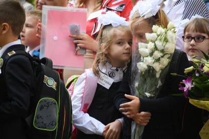 Москва. Школьники на торжественной линейке, посвященной Дню знаний.