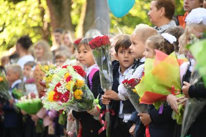 Москва. Школьники на торжественной линейке, посвященной Дню знаний.