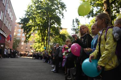 Москва. Школьники на торжественной линейке, посвященной Дню знаний.