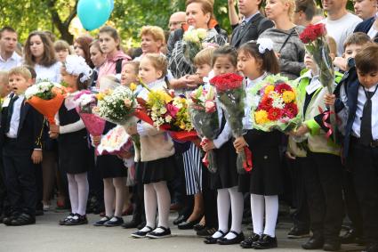 Москва. Школьники на торжественной линейке, посвященной Дню знаний.