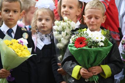 Москва. Школьники на торжественной линейке, посвященной Дню знаний.