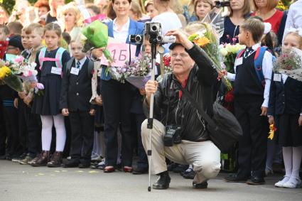 Москва. Школьники на торжественной линейке, посвященной Дню знаний.