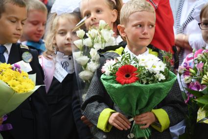 Москва. Школьники на торжественной линейке, посвященной Дню знаний.