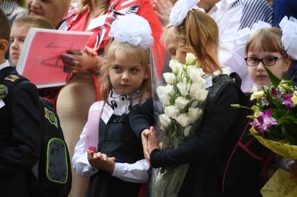 Москва. Школьники на торжественной линейке, посвященной Дню знаний.