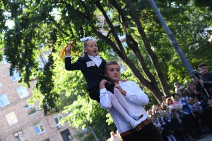 Москва. Школьники на торжественной линейке, посвященной Дню знаний.