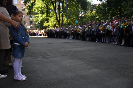 Москва. Школьники на торжественной линейке, посвященной Дню знаний.