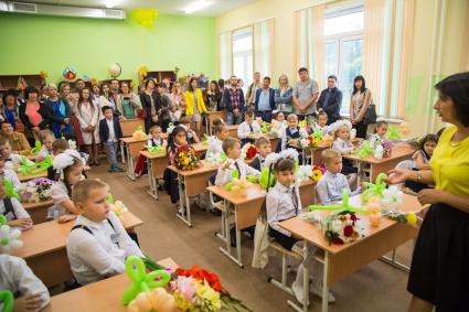 Челябинск. Первоклассники на первом уроке в День знаний.