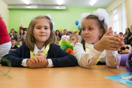 Челябинск. Первоклассники на первом уроке в День знаний.