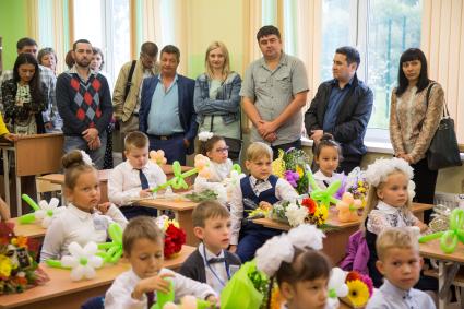 Челябинск. Первоклассники на первом уроке в День знаний.