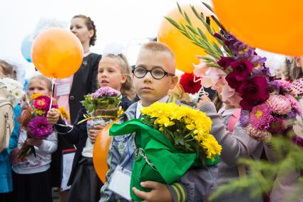 Челябинск. Школьники на торжественной линейке, посвященной Дню знаний.