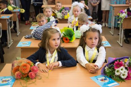 Челябинск. Первоклассники на первом уроке в День знаний.