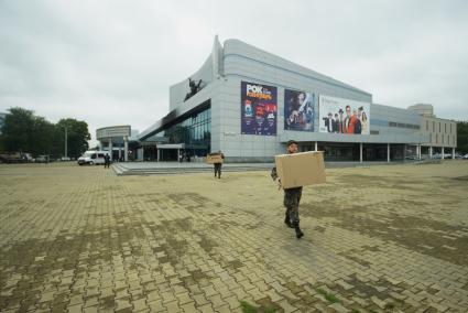 Екатеринбург. Сотрудники следственного комитета переносят коробки с вещдоками.  который  Психически нездоровый мужчина пытался поджечь ККТ \'Космос\', протаранив его на автомобиле УАЗ с газовыми балонами