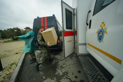 Екатеринбург. Сотрудники следственного комитета переносят коробки с вещдоками.  который  Психически нездоровый мужчина пытался поджечь ККТ \'Космос\', протаранив его на автомобиле УАЗ с газовыми балонами