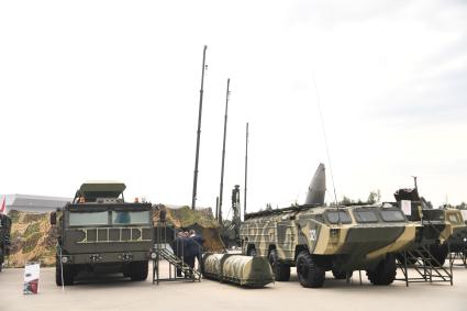 Московская область, Кубинка.    Пусковая установка ракетного комплекса `Точка ` (слева) на международном военно-техническом  форуме `Армия-2017`в парке `Патриот`.