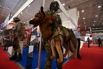 Московская область, Кубинка.   Манекены военнослужащего   и служебной собаки на Международном военно-техническом  форуме  `Армия-2017`в парке `Патриот`.